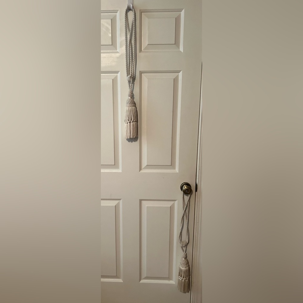 Beautiful two pack of white rope curtain tie back with decorative tassels.